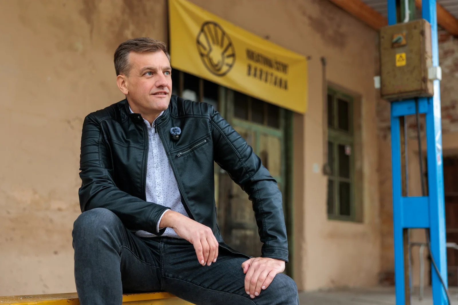 Sandi Uršič pred stavbo v Smodnišnici